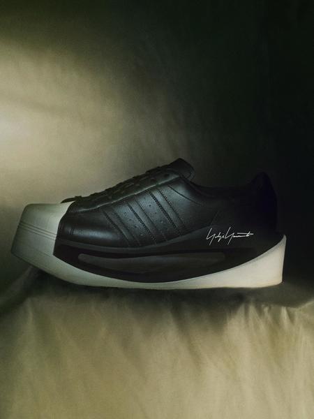 Yohji Yamamoto prasentiert seine Y 3 Gendo Sneaker mit ausgehohlten